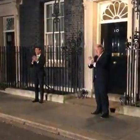 Boris Johnson aplaudindo o sistema inglês de saúde pública na porta de sua residência - Reprodução/Twitter @BorisJohnson