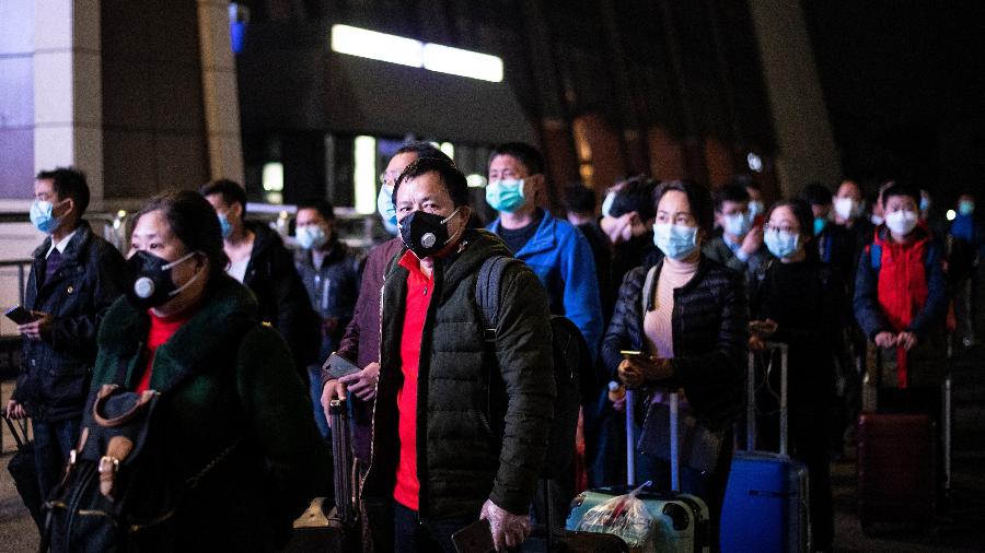 Pessoas fazem fila na estação ferroviária de Wuhan, na China - NOEL CELIS / AFP