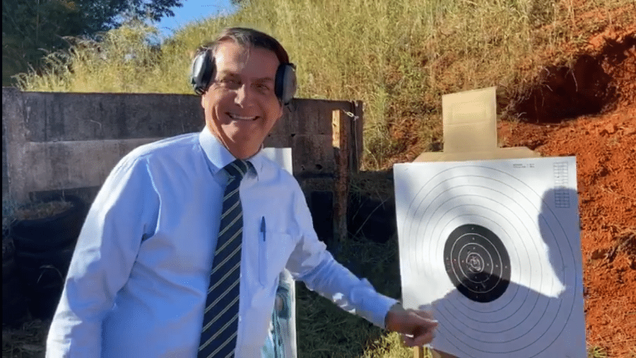 Presidente Jair Bolsonaro no stand de tiro - Reprodução de vídeo