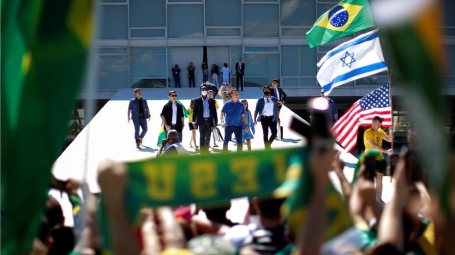 Bolsonaro na rampa do Palácio do Planalto observa protesto em que bandeiras do Brasil, dos EUA e de Israel foram empunhadas por manifestantes - Reuters