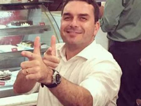 Flávio Bolsonaro e Fabrício Queiroz fazem arma com as mãos - Reprodução