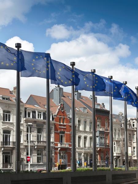 Parlamento Europeu com bandeiras da União Europeia em Bruxelas, na Bélgica - Getty Images