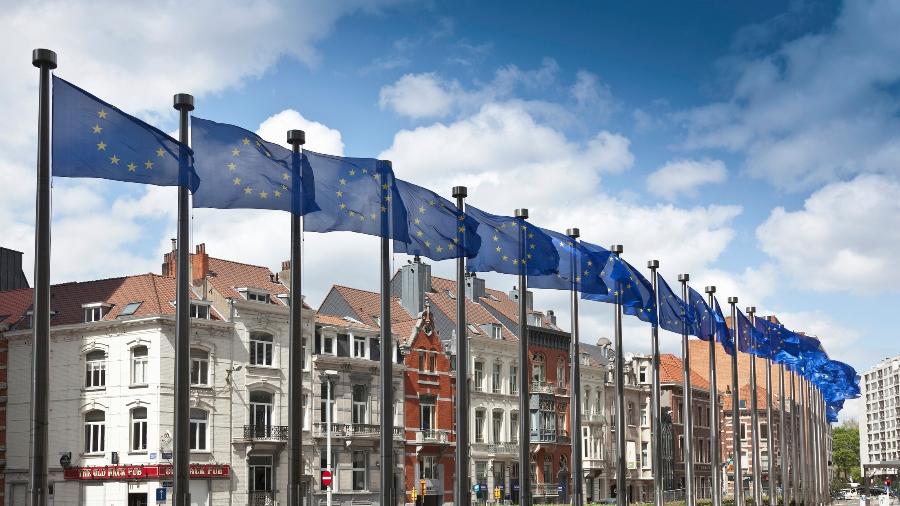 Parlamento Europeu com bandeiras da União Europeia em Bruxelas, na Bélgica. Veto a turistas brasileiros foi mantido  - Getty Images