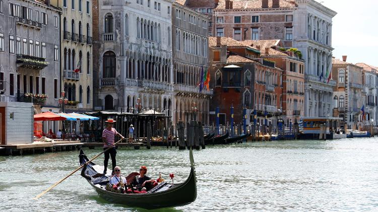 Turistas passeiam em gôndola em Veneza