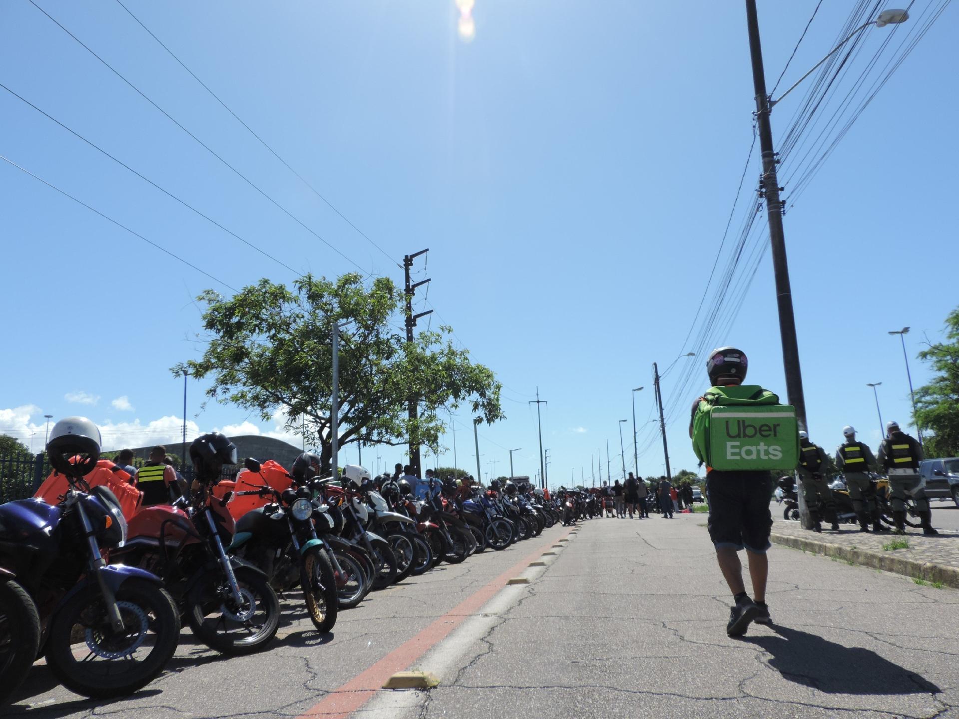 Movimentação da greve dos entregadores próximo ao Centro de Convenções de Pernambuco, entre Recife e Olinda, esta quarta-feira (1). Categoria faz paralisação nacional com exigências a apps como iFood, Rappi, Uber Eats e Loggi - Veetmano Prem/Fotoarena/Estadão Conteúdo