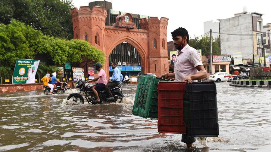 19.jul.2020 - Inundações atingiram Amritsar, na Índia - Narinder Nanu/AFP