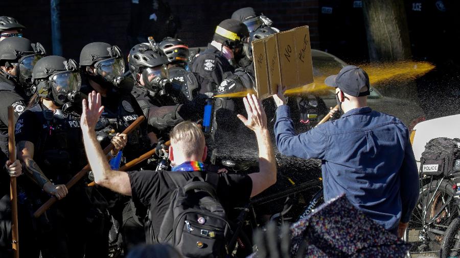 Polícia de Seattle usou spray de pimenta e bombas de efeito moral para dispersar os manifestantes - Jason Redmond / AFP
