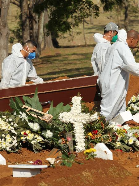 Movimentação no Cemitério de Vila Formosa, na zona leste da cidade de São Paulo, em meio à pandemia do coronavírus - ROBSON ROCHA/AGÊNCIA F8/ESTADÃO CONTEÚDO