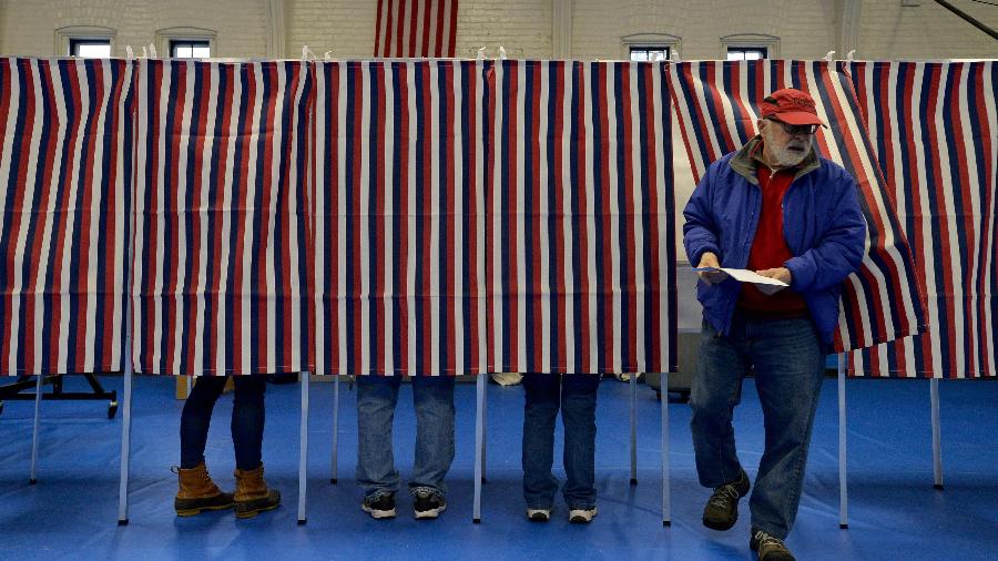 Eleitora tirou camiseta durante votação nas primárias de New Hampshire - Joseph Prezioso / AFP