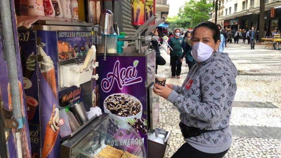 Eliana dos Santos não tira a máscara em momento algum enquanto vende sorvetes na República - Lucas Borges Teixeira/UOL