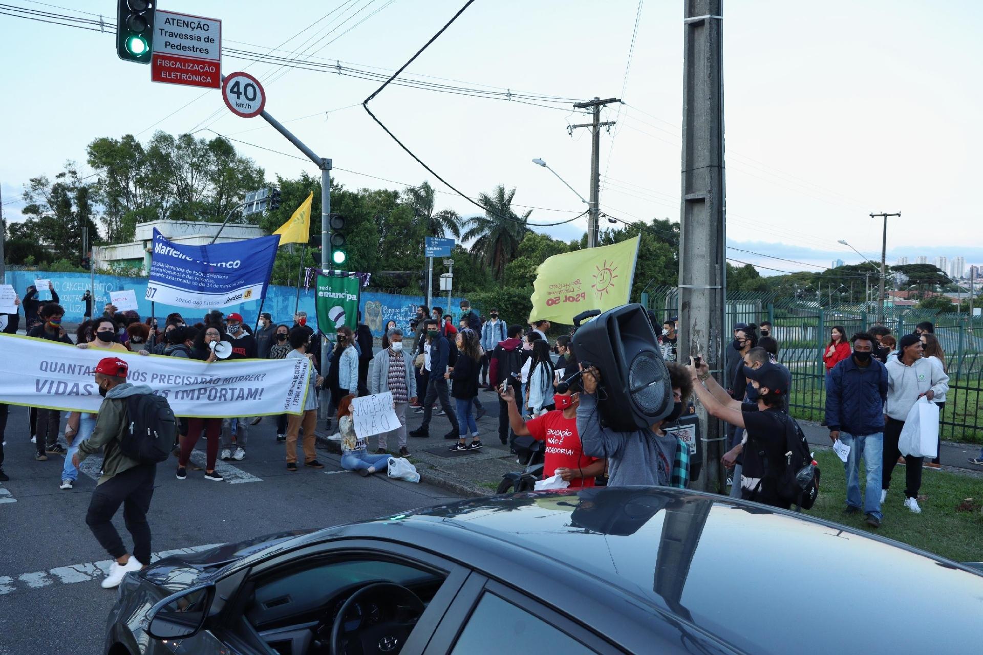 20/11/2020 - Manifestação em frente a loja do Carrefour em Curitiba (PR) -
                                                    Luis Pedruco/Futura Press/Estadão Conteúdo