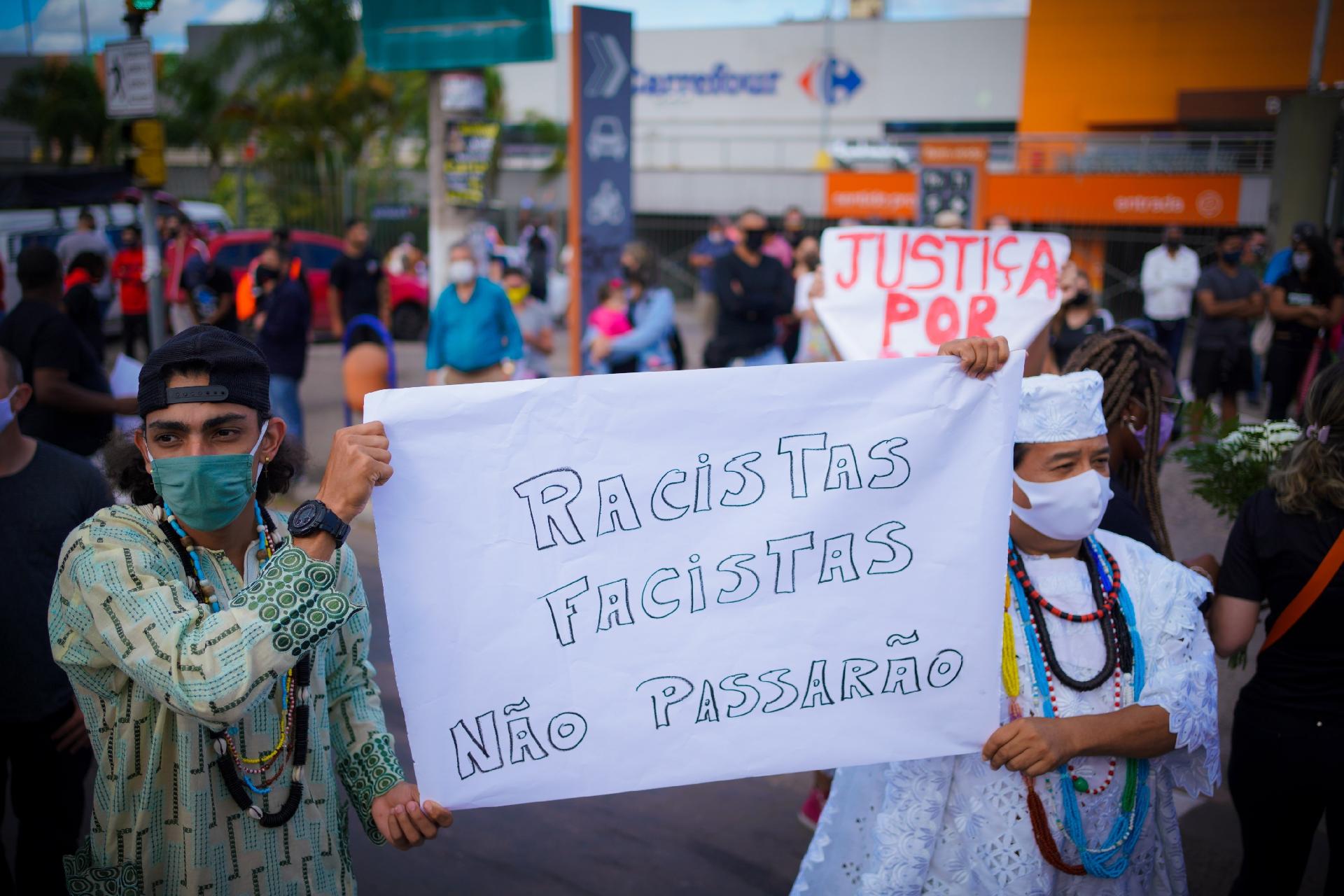 20/11/2020 - Manifestantes protestam em frente ao supermercado Carrefour, na zona norte de Porto Alegre (RS), onde um homem negro foi espancado e morto por dois seguranças -
                                                    Jefferson Bernardes/Estadão Conteúdo
