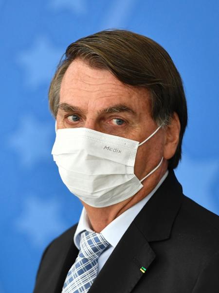 De máscara, presidente Jair Bolsonaro (sem partido) participa de cerimônia para assinatura da MP das Vacinas - Mateus Bonomi/AGIF/Estadão Conteúdo