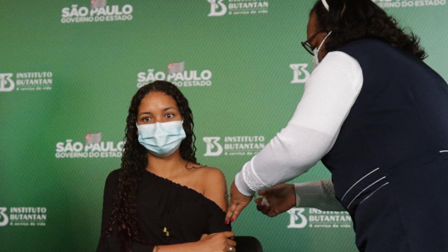Jovem é vacinada no Instituto Butantan, em São Paulo - PAULO GUERETA/AGÊNCIA O DIA/AGÊNCIA O DIA/ESTADÃO CONTEÚDO