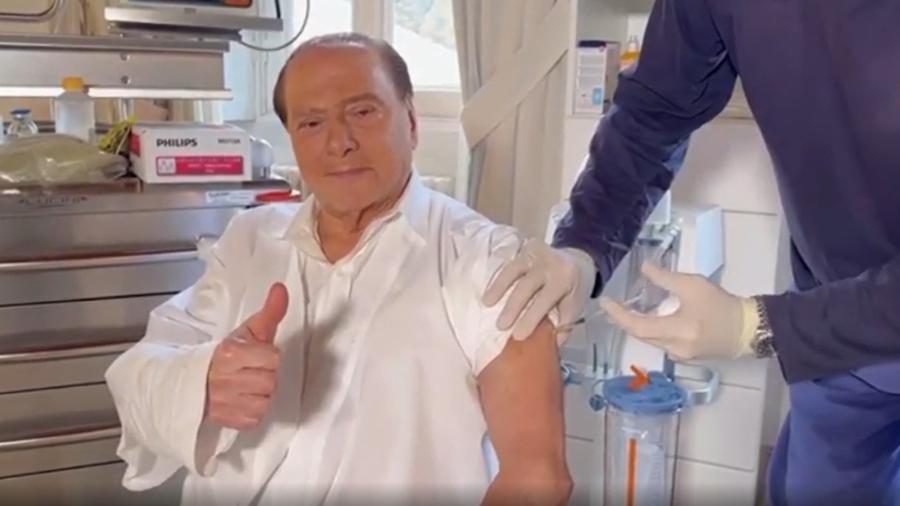 O ex-primeiro-ministro da Itália Silvio Berlusconi tomando a 3ª vacina contra a covid-19 - Reprodução/Instagram