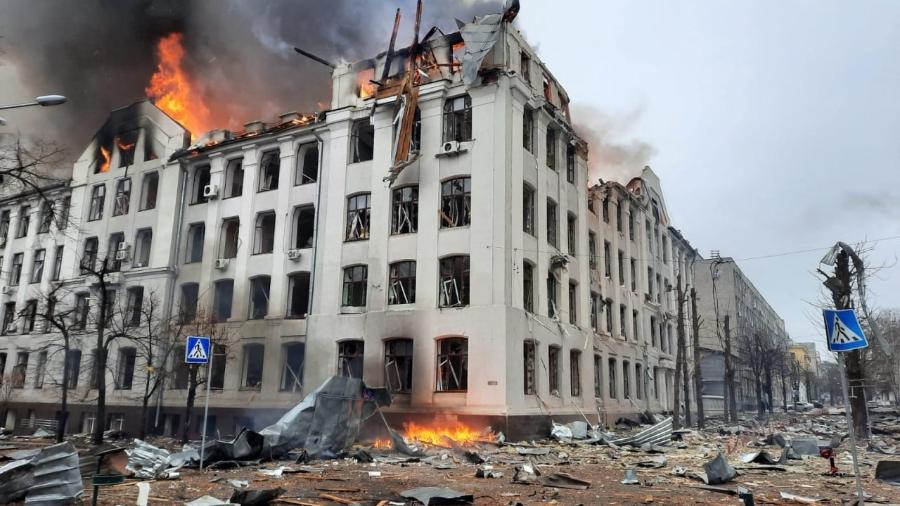 Bombeiros extinguindo um incêndio no prédio do departamento de polícia regional de Kharkiv - AFP