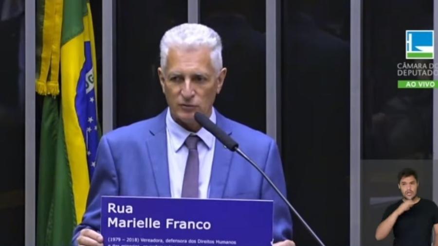 Deputado Rogério Correia leva placa em homenagem à Marielle Franco - Reprodução/YouTube/TV Câmara