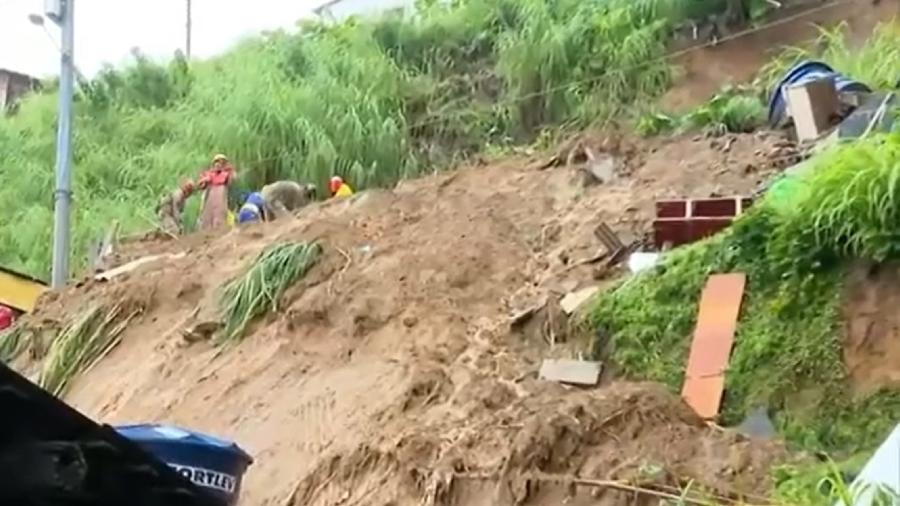 Equipes de resgate procuram por soterrados no Córrego do Abacaxi, em Olinda - Reprodução/TV Globo