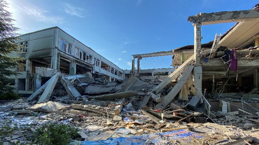 2.jun.2022 - Escola ficou destruída em outro ataque em Kharkiv, no leste da Ucrânia - Vitalii Hnidyi/Reuters