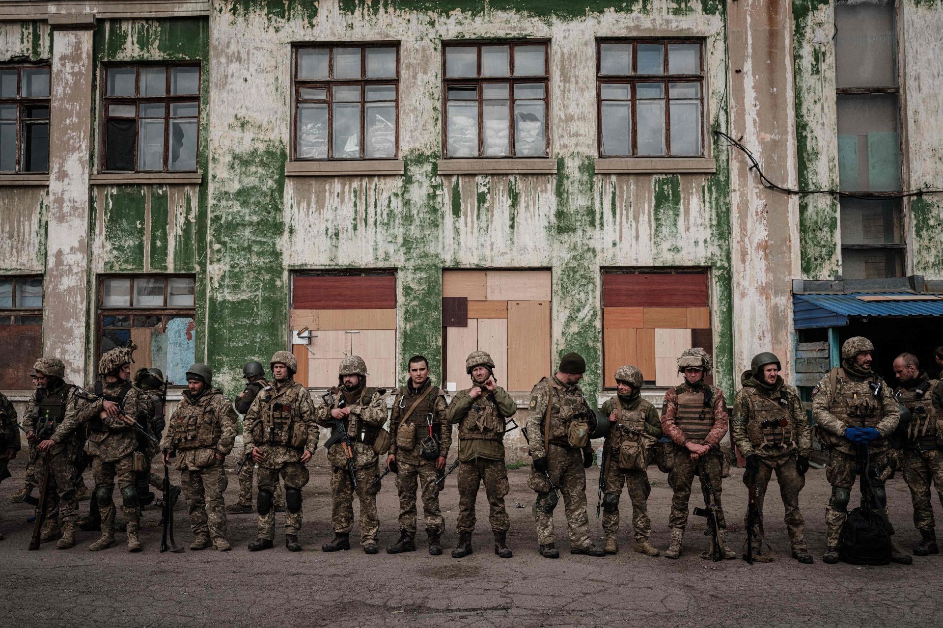 April 30, 2022 - Ukrainian soldiers at the forefront of the war gather in Kramatorsk, eastern Ukraine - April 30, 2022 - Yasuyoshi Chiba/AFP