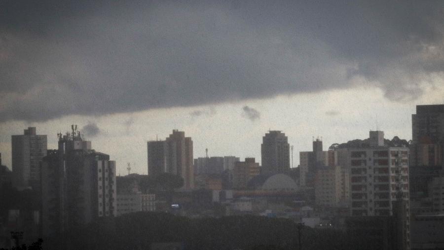 Com tempo abafado, São Paulo tem áreas de instabilidade e regiões em estado de atenção para temporais e alagamentos neste sábado - Aloisio Mauricio/Estadão Conteúdo