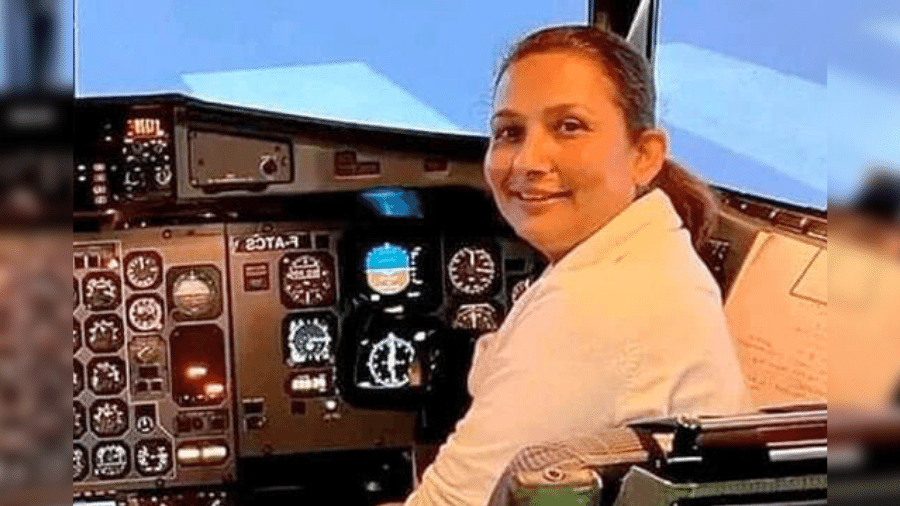 A copilota Anju Khatiwada, de 44 anos, é uma das vítimas da queda de um avião que deixou ao menos 68 mortos no Nepal - Reprodução/Twitter