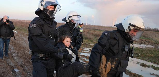 A ativista sueca Greta Thunberg é carregada por policiais ao ser presa em Erkelenz, na Alemanha