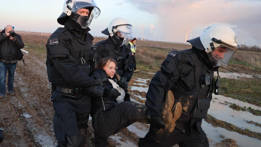 A ativista climática sueca Greta Thunberg foi carregada por policiais ao ser presa em Erkelenz, na Alemanha - 17.jan.2023 - Christoph Reichwein/AFP