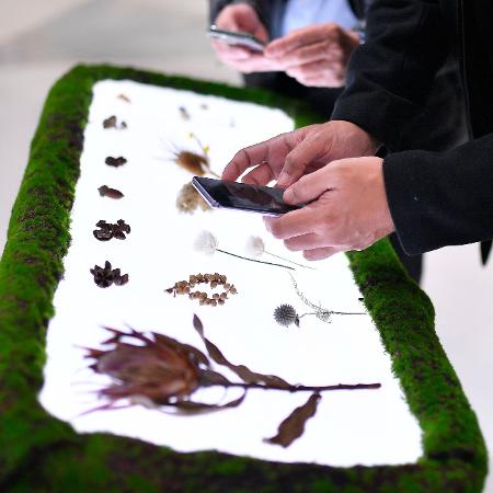 28.fev.23 - Visitante faz testes com celular em estande Huawei Mobile World Congress, em Barcelona - Pau Barrena/AFP