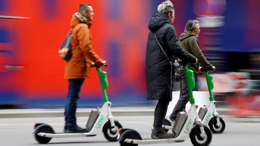 Pedestres utilizam patinetes elétricos em Paris - Sarah Meyssonnier/Reuters