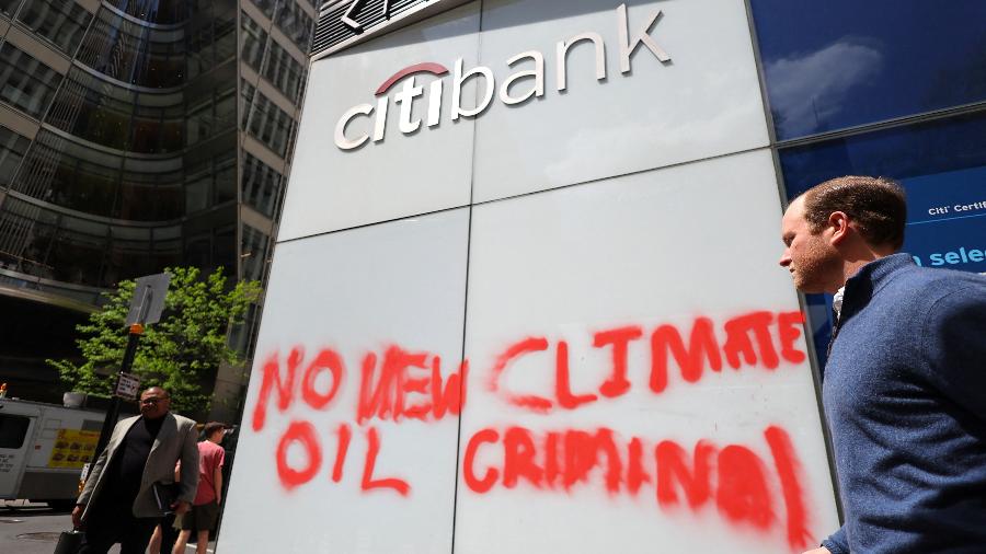 Agência do Citibank no centro de Manhattan, em Nova York, foi pichada por manifestantes climáticos - Mike Segar/Reuters