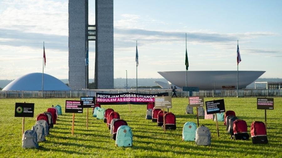 Congresso amanheceu com mochilas no gramado para representar crianças mortas em escolas - Andressa Anholete/Avaaz