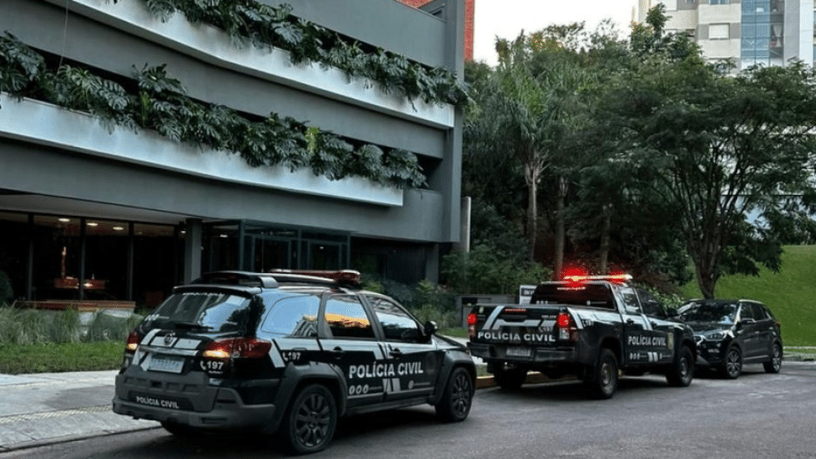  A 1ª Delegacia de Polícia de Viamão cumpriu mandado de busca e apreensão no bairro Petrópolis, em Porto Alegre