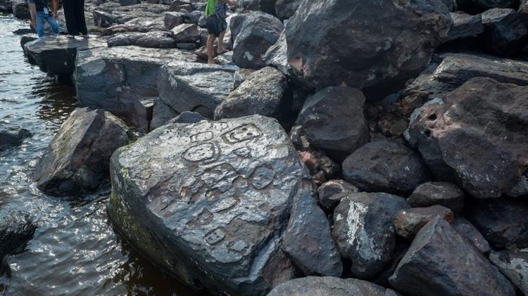 Pinturas rupestres do sírio Lajes, que ficaram em área seca do rio Negro, em Manaus