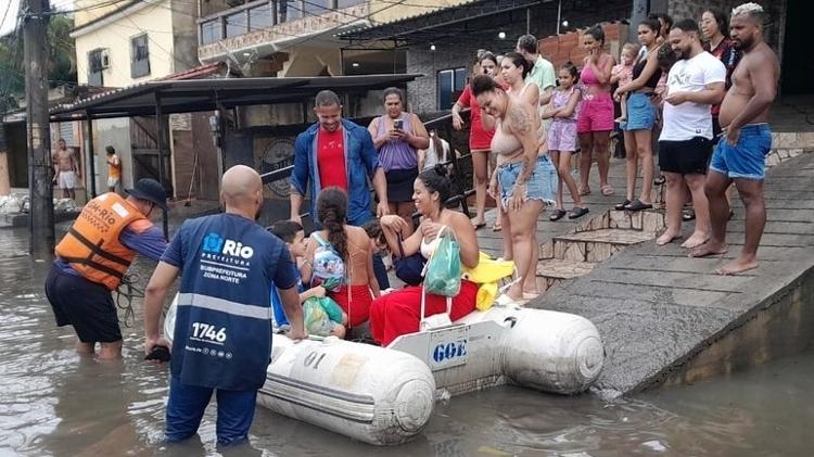  Imagem cedida pela Prefeitura do Rio mostra pessoas resgatadas com bote após fortes chuvas que atingiram a cidade
