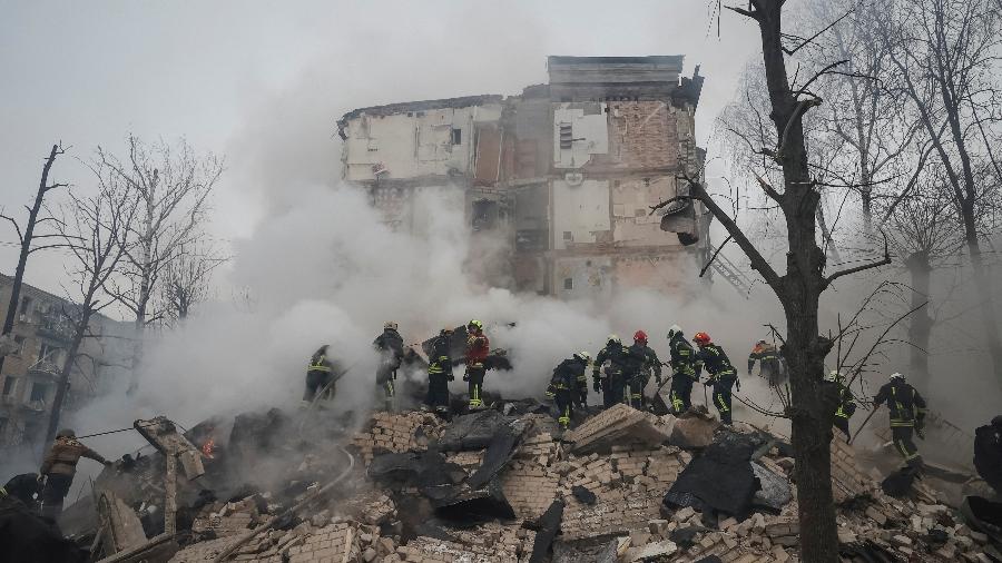 23.jan.2024 - Equipes de resgate procuram por sobreviventes após ataque de míssil da Rússia em Kharkiv, na Ucrânia