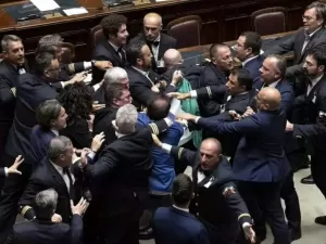 Deputado é ferido em sessão e deixa parlamento italiano na cadeira de rodas