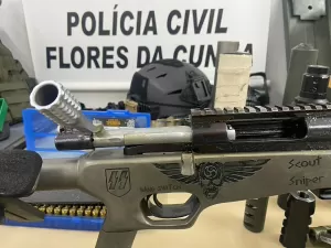 Polícia apreende fuzil com símbolo nazista e outras armas no RS; veja