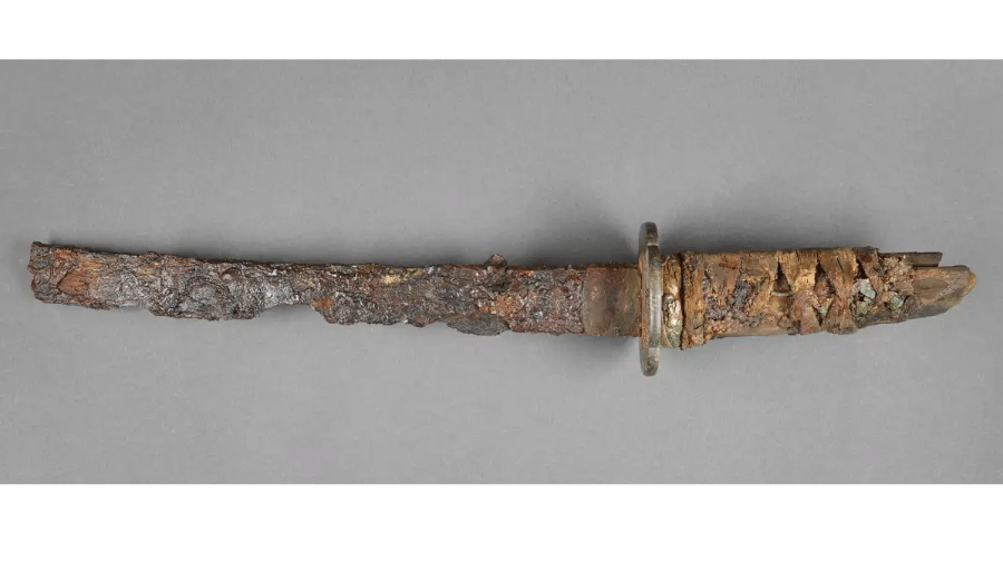 Espada curta do período Edo encontrada em escavações no centro histórico de Berlim