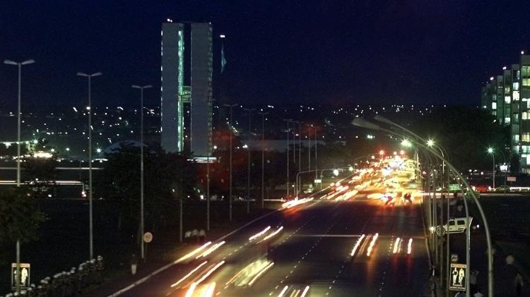 Vista noturna de Brasília, com as luzes do Congresso Nacional apagadas devido a crise energética do país em 2001