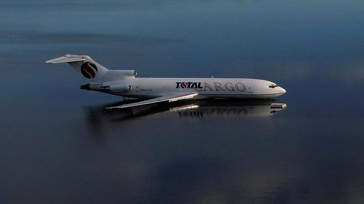 Visão de drone mostra um avião parado em uma pista inundada no aeroporto de Porto Alegre, Rio Grande do Sul