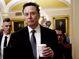 Tesla de Elon Musk alerta que está 'exposta' à retaliação de taxas de Trump