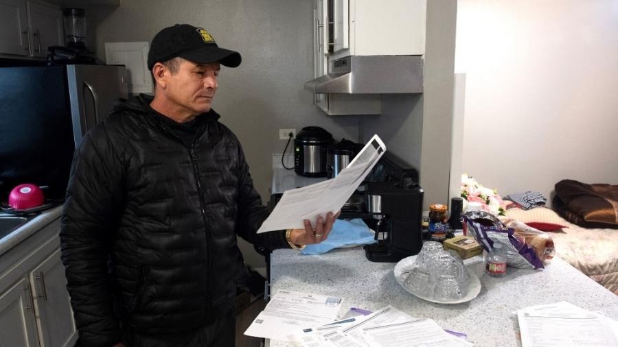 O cubano Pablo Morales segura os documentos de imigração do seu filho, Luis Morales, que foi detido pela ICE (Polícia de Imigração e Alfândega) O cubano Pablo Morales segura os documentos de imigração do seu filho, Luis Morales, que foi detido pela ICE (Polícia de Imigração e Alfândega)