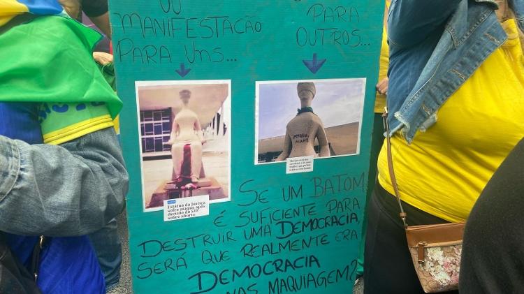 Manifestantes dão destaque a batom em ato de Bolsonaro na avenida Paulista Manifestantes dão destaque a batom em ato de Bolsonaro na avenida Paulista