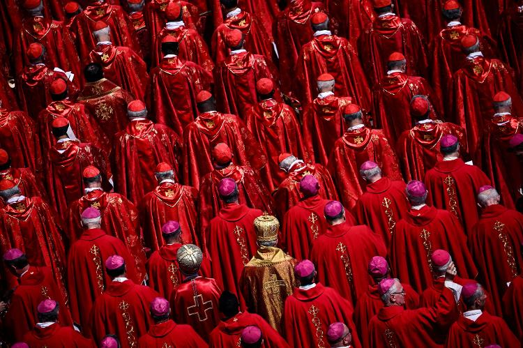 Membros do clero comparecem à missa de corpo presente do Papa Francisco, no Vaticano, em 26 de abril de 2025 Membros do clero comparecem à missa de corpo presente do Papa Francisco, no Vaticano, em 26 de abril de 2025