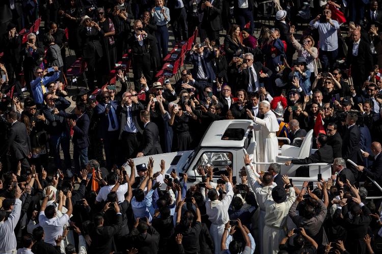 Papa Leão 14 chega no papamóvel para sua missa inaugural no Vaticano, em 18 de maio de 2025 Papa Leão 14 chega no papamóvel para sua missa inaugural no Vaticano, em 18 de maio de 2025