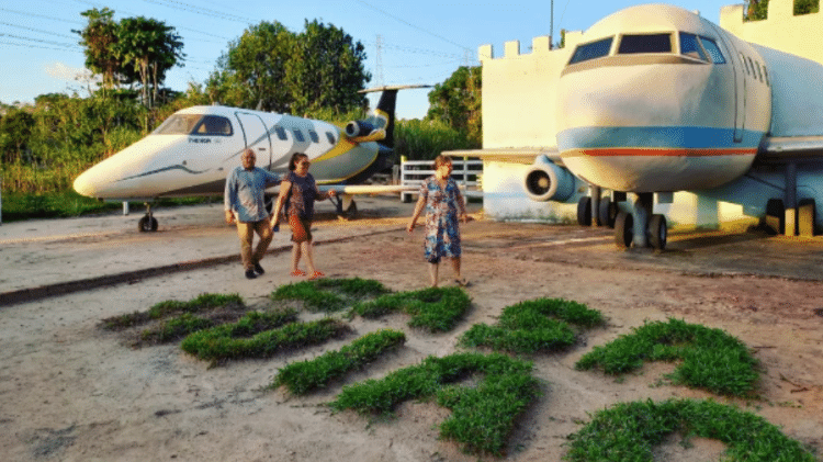 Turistas conhecem as réplicas das aeronaves da Casa Avião, construída em Porto Velho, Rondônia