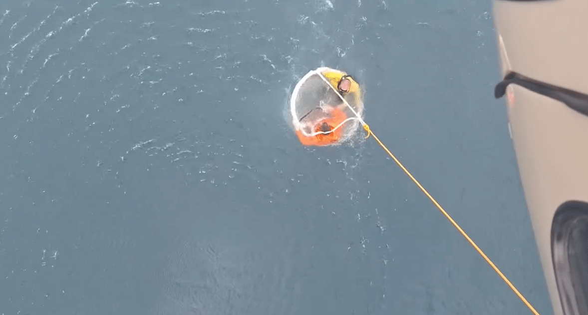 Homem agarrado a porta de geladeira é resgatado após naufrágio em SC - undefined