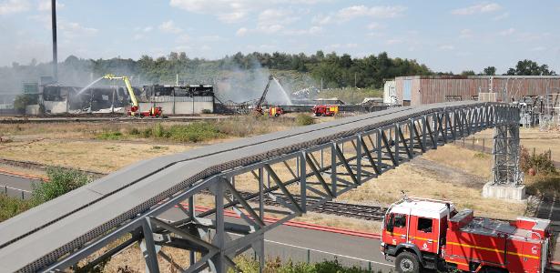 França confina 30 mil pessoas após incêndio em depósito de resíduos