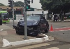 Porsche branco colidido com viatura policial